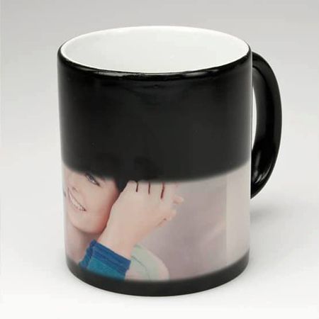 Eine Tasse, auf dem ein Foto einer Frau ist