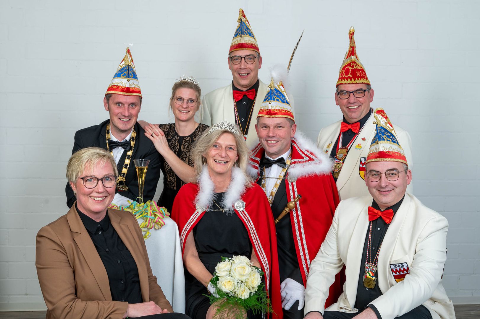 Gruppe in festlicher Tracht mit traditionellen Hüten und Schärpen