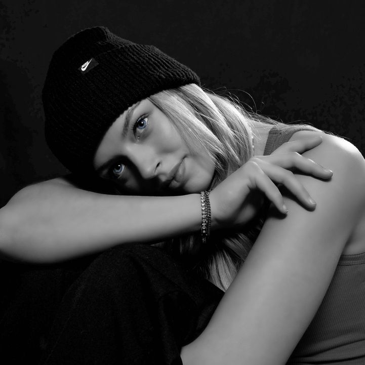 Schwarz-Weiß-Porträt einer Frau, die in die Ferne schaut, mit einem nachdenklichen oder geheimnisvollen Ausdruck